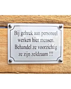 Emaille bordje Bij gebrek aan personeel