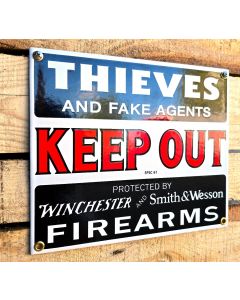 Keep out sign protected with firearms emaille bord