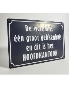 De wereld is 1 groot gekkenhuis metalen bord