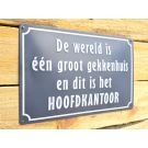 De wereld is 1 groot gekkenhuis metalen bord