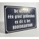 De wereld is 1 groot gekkenhuis metalen bord