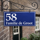 Dubbelzijdig uithangbord met sierlijk muurframe