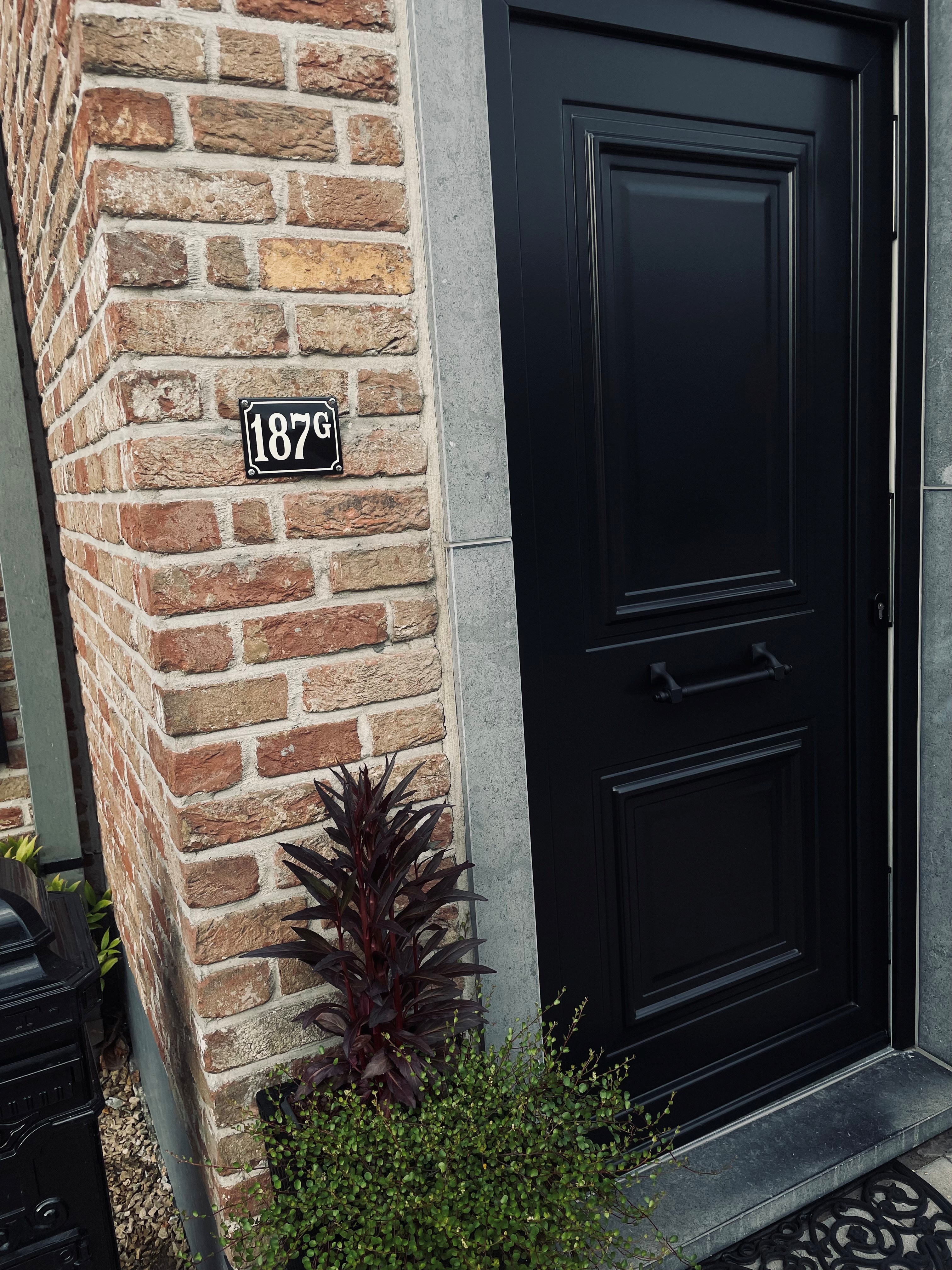 Huisnummer gebold met kader