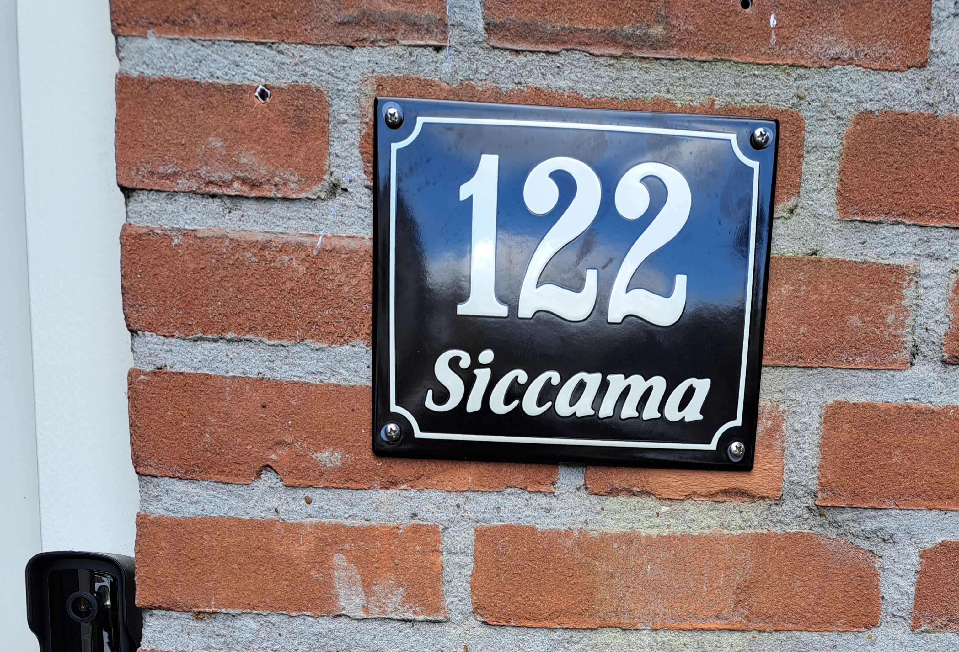 Huisnummer met naam met kader