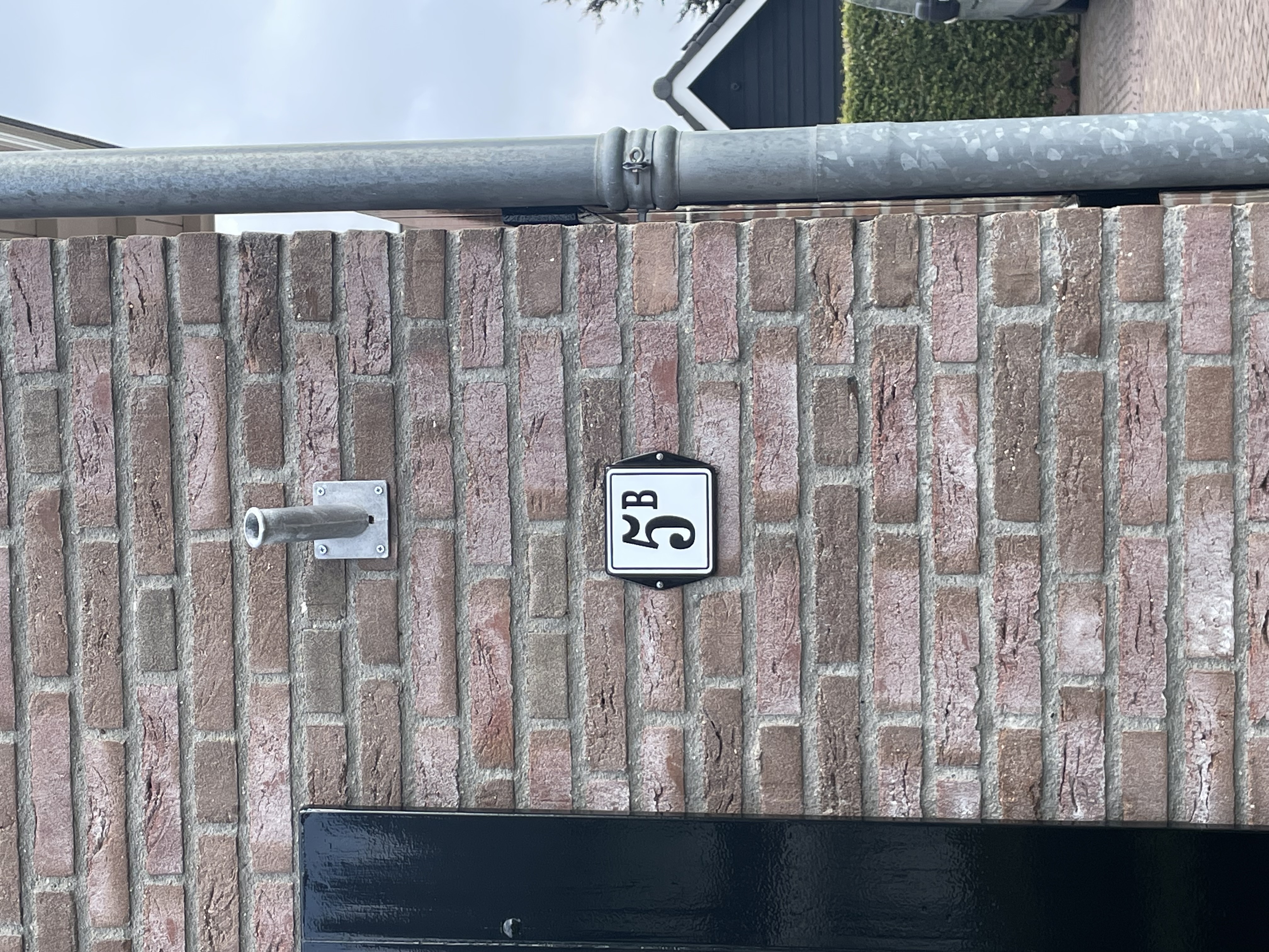 Huisnummer model oor gekleurde oren en kader