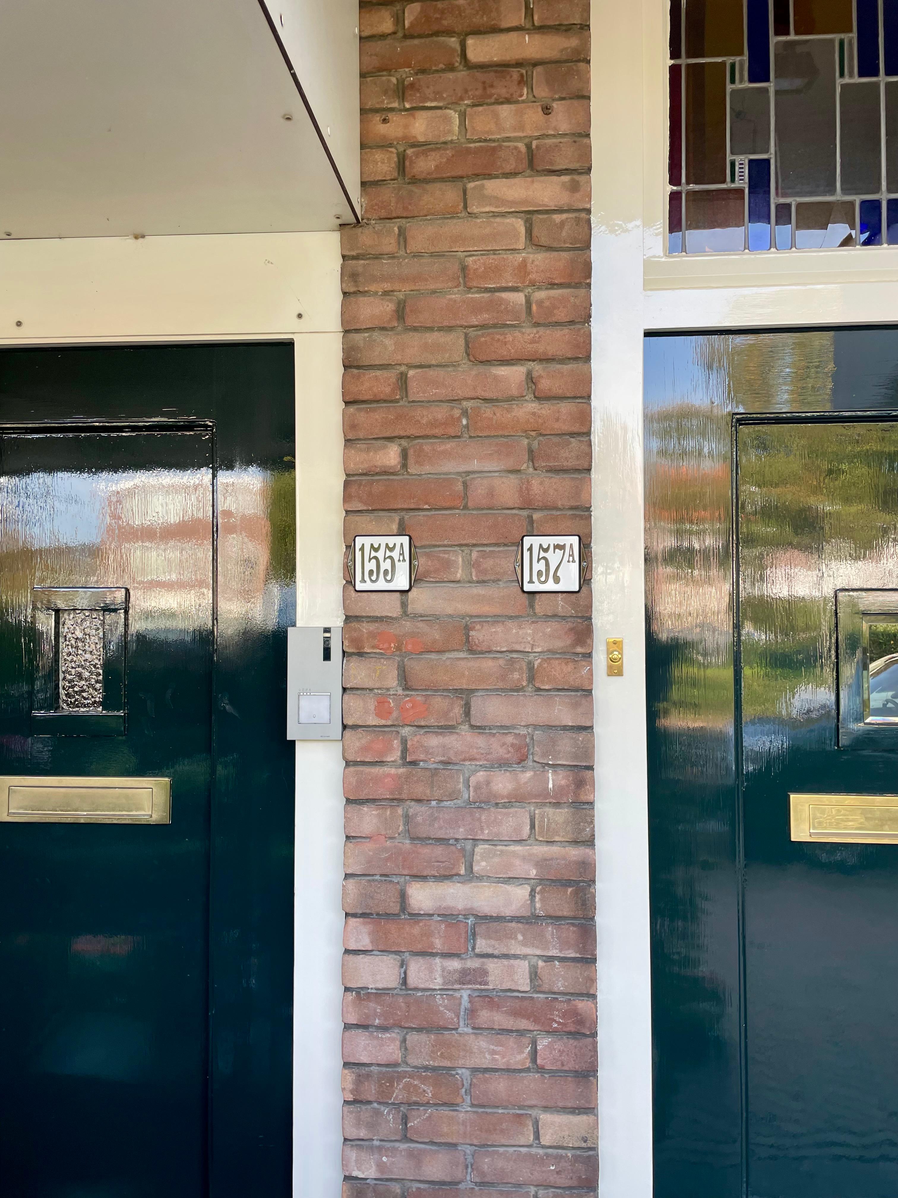 Huisnummer model oor