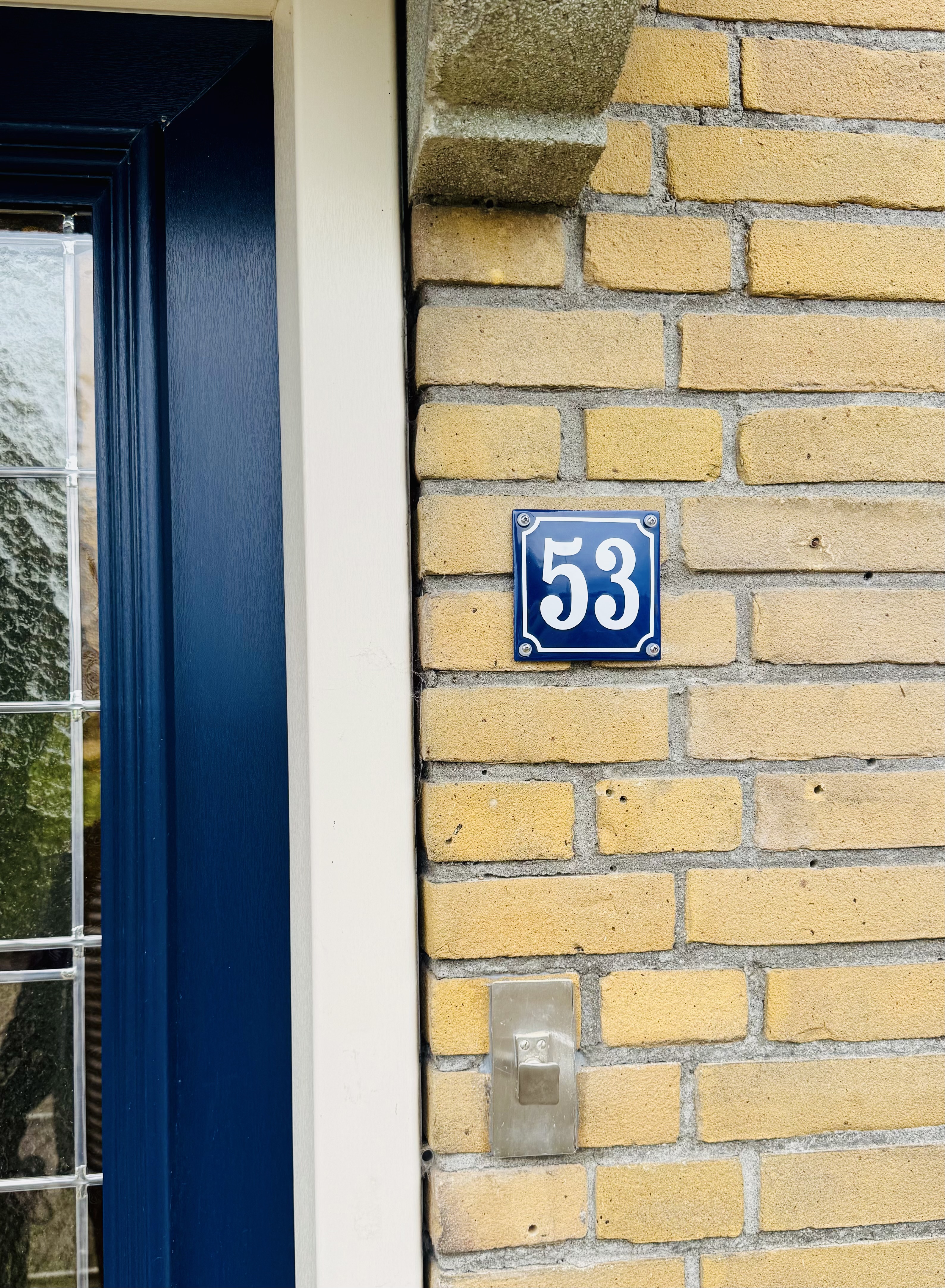 Huisnummer gebold met kader (blauw/wit)