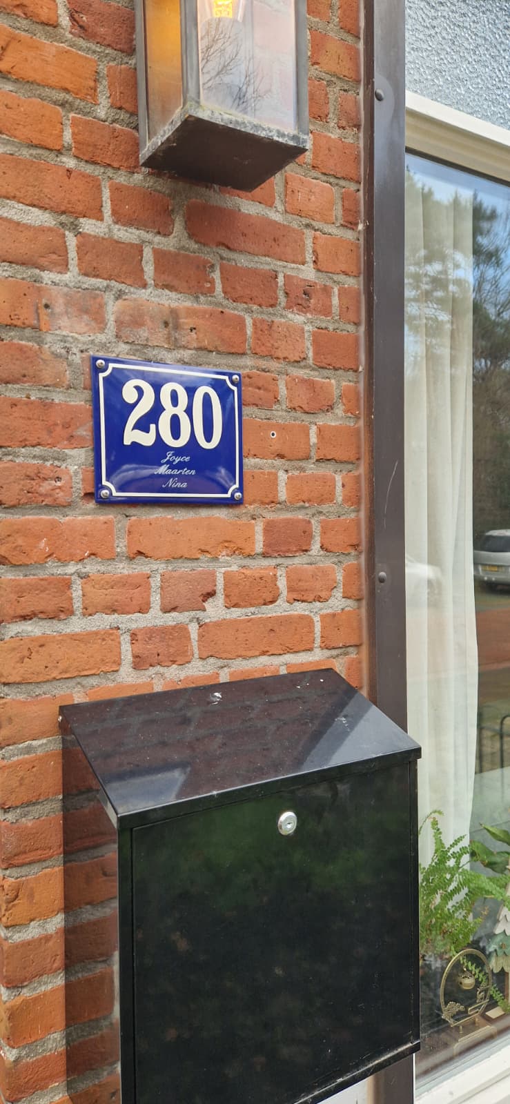 Huisnummer met naam met kader