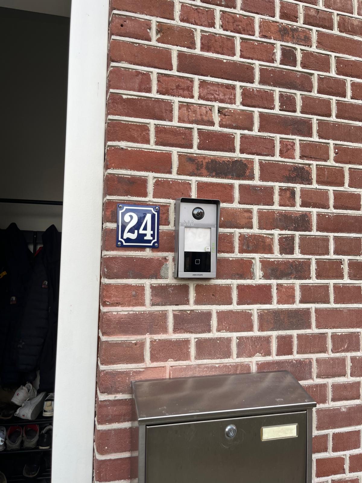 Blauw emaille huisnummer