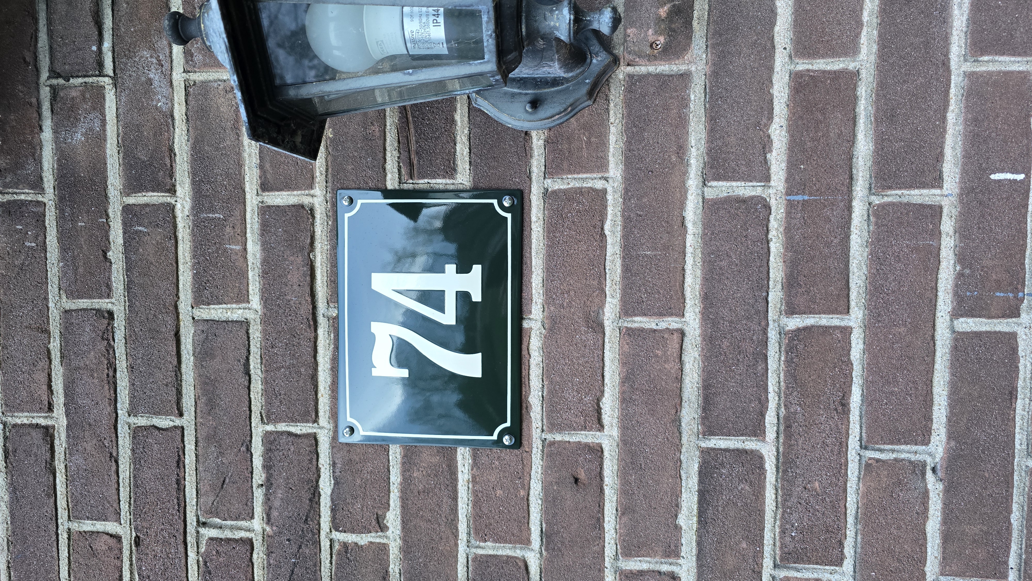 Huisnummer gebold met kader