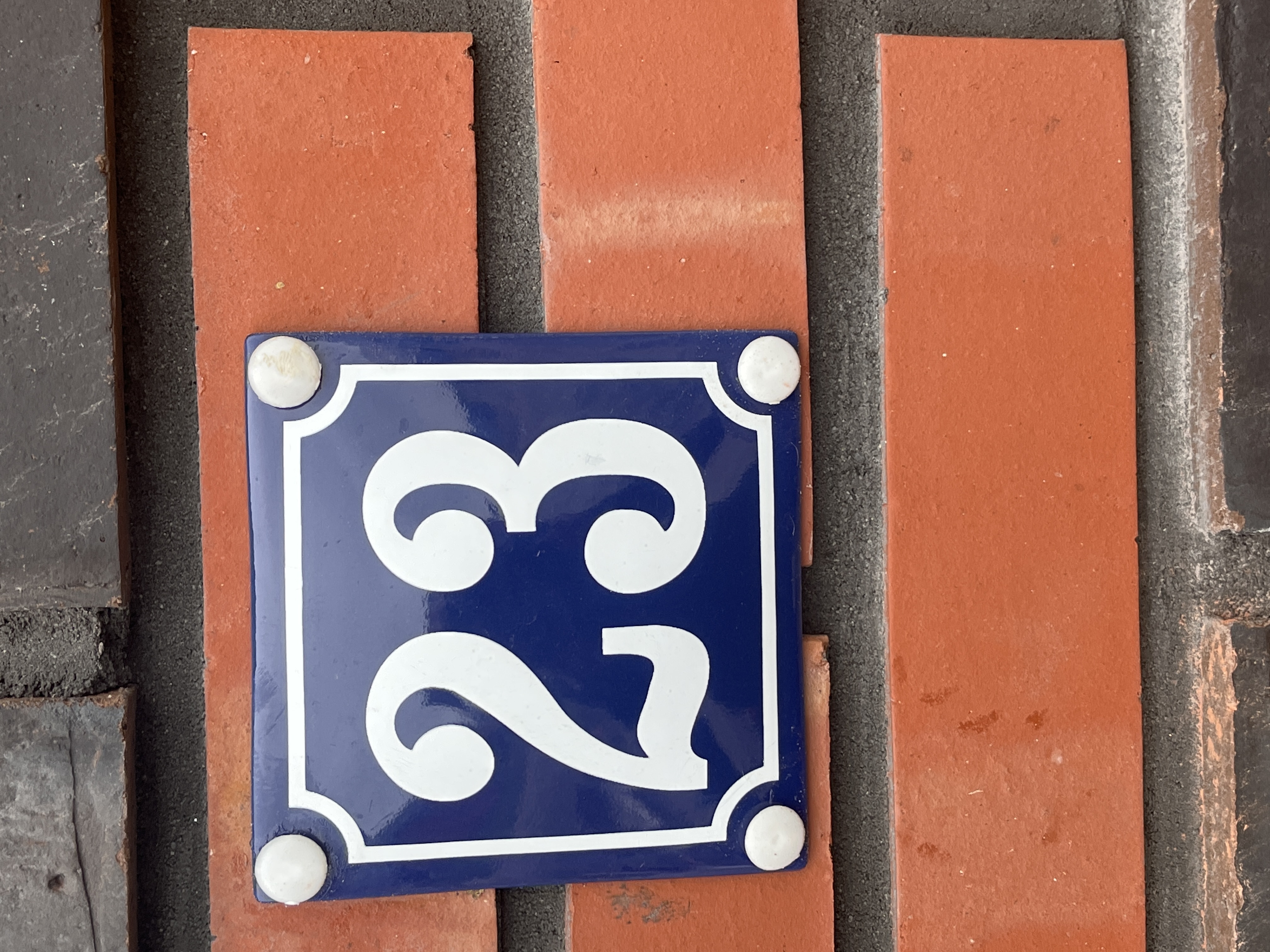 Blauw emaille huisnummer